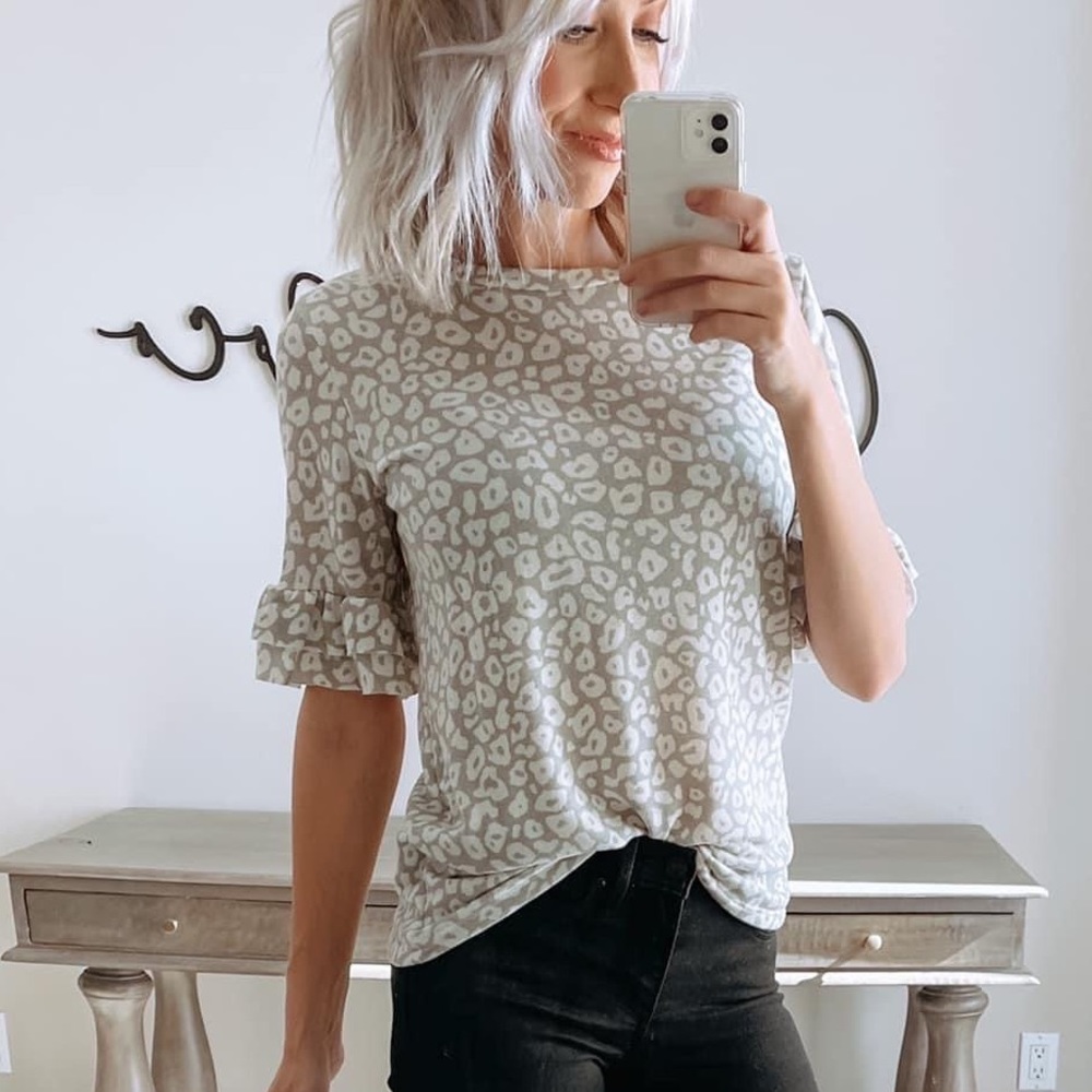 NWOT Cheetah with flutter sleeves